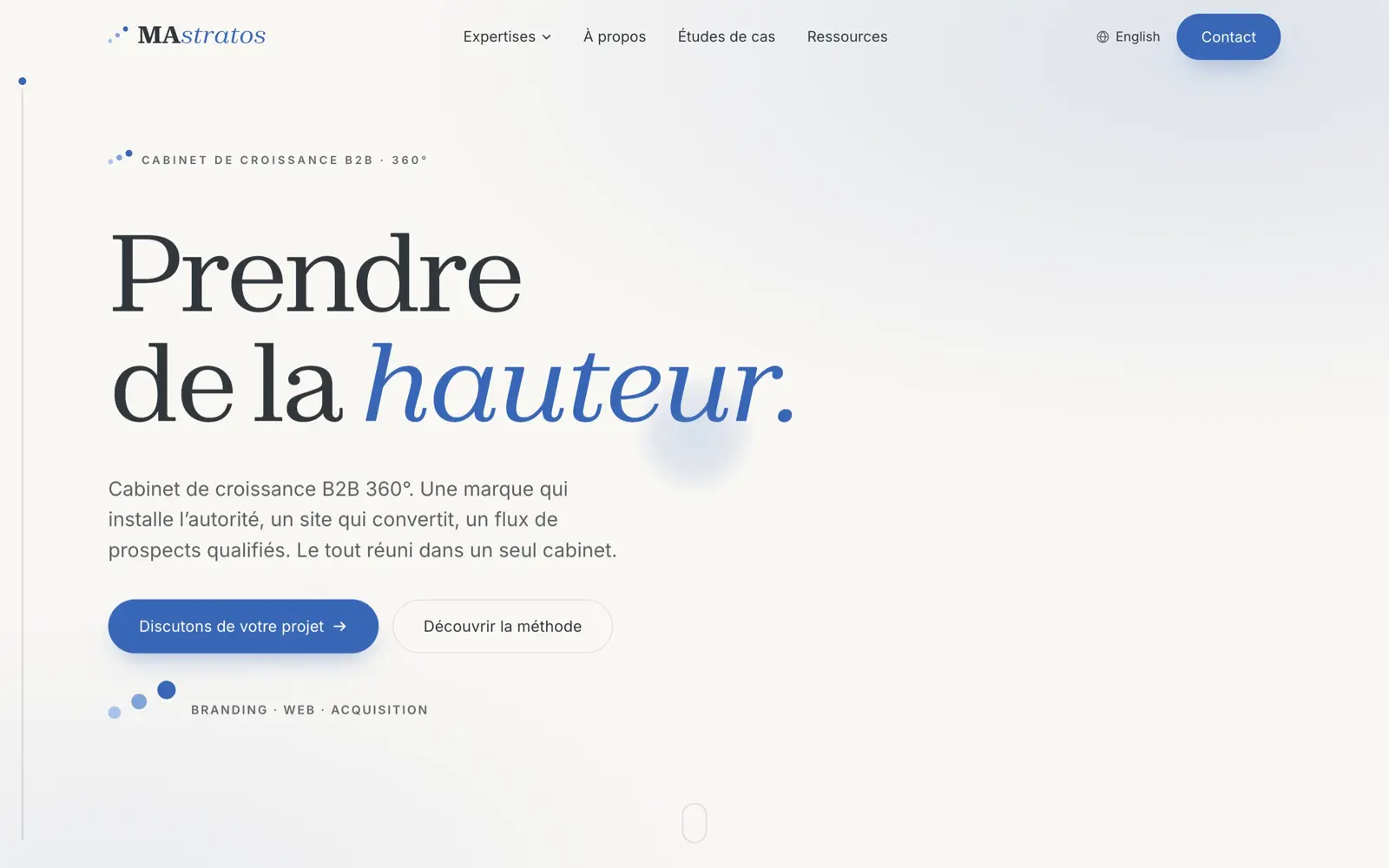 Page d'accueil de MAstratos : titre en serif sur fond crème, avec la signature en points ascendants.